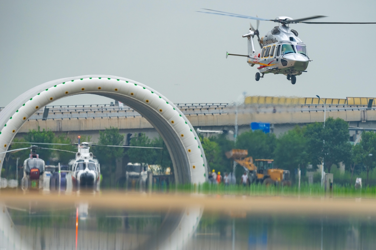 AC352进行飞行预演 摄影：岳书华